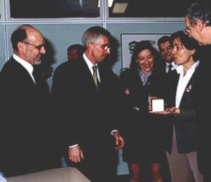 Javier Benedicto, en el centro, entre Antonio Rodota, director general de la ESA, y Loyola de Palacio, vicepresidenta de la CE.