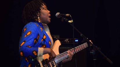 La cantante y bajista marfileña Manou Gallo, en su actuación en la XXVII edición del Festival Internacional de Jazz de Saint Louis. 
