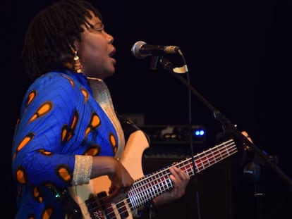 La cantante y bajista marfileña Manou Gallo, en su actuación en la XXVII edición del Festival Internacional de Jazz de Saint Louis.