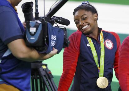 Biles celebra el oro.