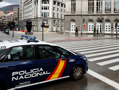 Un coche de Policía, frente a un paso de cebra junto al Teatro Campoamor de Oviedo.