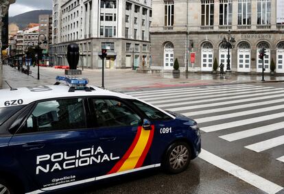 Un coche de Policía, frente a un paso de cebra junto al Teatro Campoamor de Oviedo.