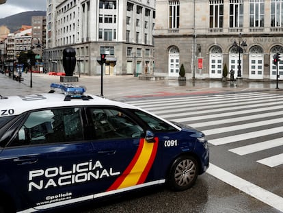 Un coche de Policía este lunes junto al Teatro Campoamor de Oviedo.