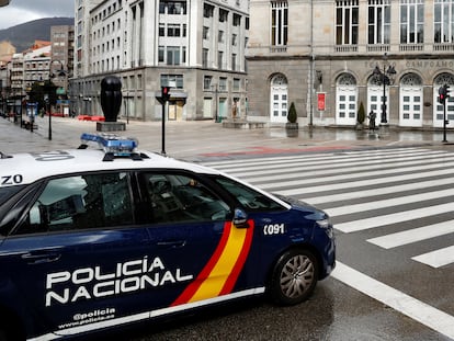 Un coche de Policía, frente a un paso de cebra junto al Teatro Campoamor de Oviedo.