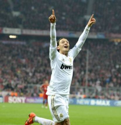 Özil celebra su gol en el partido de ida.
