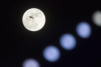 Un avió vola davant de la superlluna a Hong Kong (Xina).