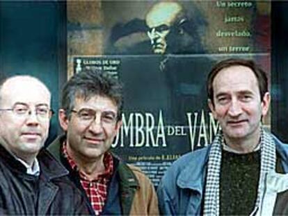 Anacleto Ferrer, Bernardo Lerma, Cándido Polo y Xavier G. Raffi, posan ante un cartel de un cine de Valencia.