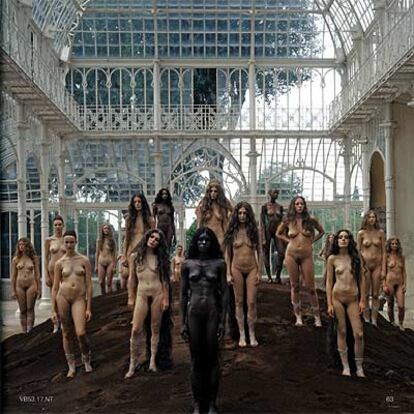 Una de las imágenes de la acción de Vanessa Beecroft, &#39;VB53&#39; (2003), en Florencia.