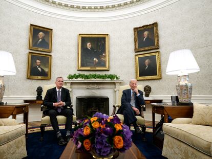 El presidente de Estados Unidos, Joe Biden (derecha), y el presidente de la Cámara de Representantes, Kevin McCarthy, el pasado 22 de mayo en la Casa Blanca, en Washington D.C.