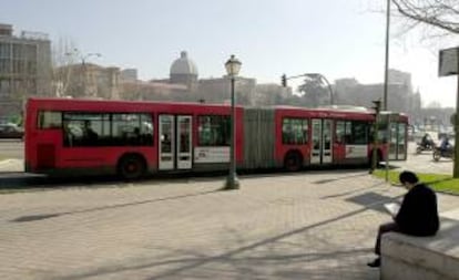 En la imagen, un autobús articulado de la línea 27 de la EMT (Empresa Municipal de Transportes) a su paso por el Paseo de la Castellana. EFE/Archivo