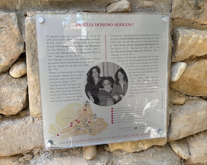 Placa en la casa de Jose Donoso, en Calaceite, España. En agosto de 2025.
