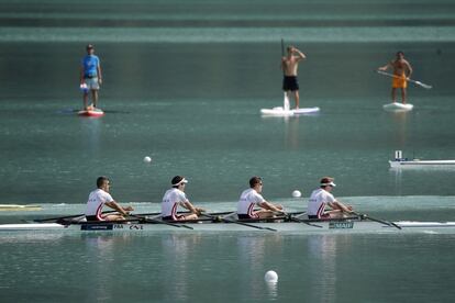 De izquierda a derecha, los franceses Maxime Demontfaucon, Damien Piqueras, Pierre Houin y Morgan Maunoir reman durante una prueba del Campeonato del Mundo que se celebra en Aiguebelette, en los Alpes franceses.