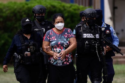 Oficiales hondureños escoltal a Herlinda Bobadilla, de quien Estados Unidos ha pedido su extradición.