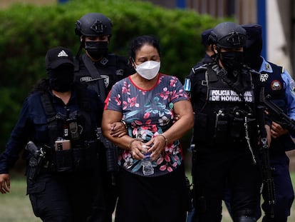 Oficiales hondureños escoltal a Herlinda Bobadilla, de quien Estados Unidos ha pedido su extradición.