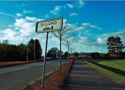 Cartel a la entrada de Billund (Dinamarca) el pueblo de 6.500 habitantes que aloja desde los años treinta la sede de Lego, en la que la compañía emplea a 4.500 personas. De aquí salen todos los nuevos prototipos de la marca.