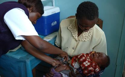 Una enfermera pone una inyecci&oacute;n a un beb&eacute; en Kenia, en una imagen de archivo. 