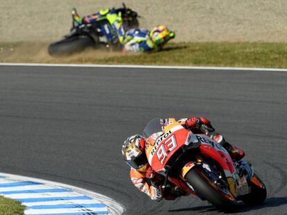 Márquez, con Rossi al fondo.