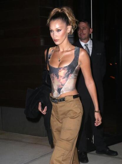 Bella Hadid con corsé de Vivienne Westwood de 1990