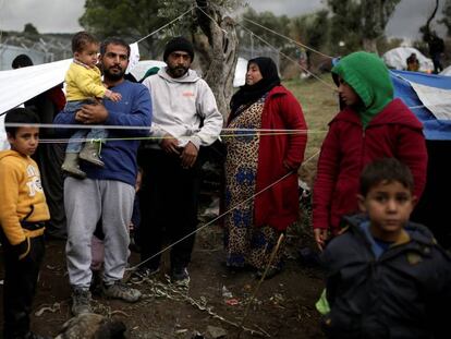 Syrian refugee Bashar Wakaa, de origen sirio, con su familia. Est&aacute;n refugiados en el campo griego de Moria, en la isla de Lesbos. 