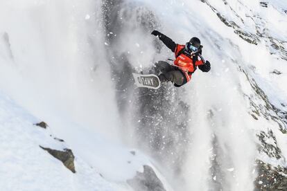 Christoffer Granbom compite en la final de 'Snowboard' Verbier Xtreme, en Suecia.