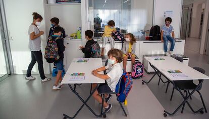 Alumnos de 1º y 2º de primaria, en un colegio de San Sebastián el primer día de clase.