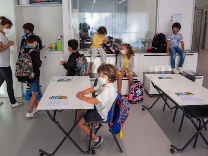 Alumnos de 1º y 2º de primaria, en un colegio de San Sebastián el primer día de clase.