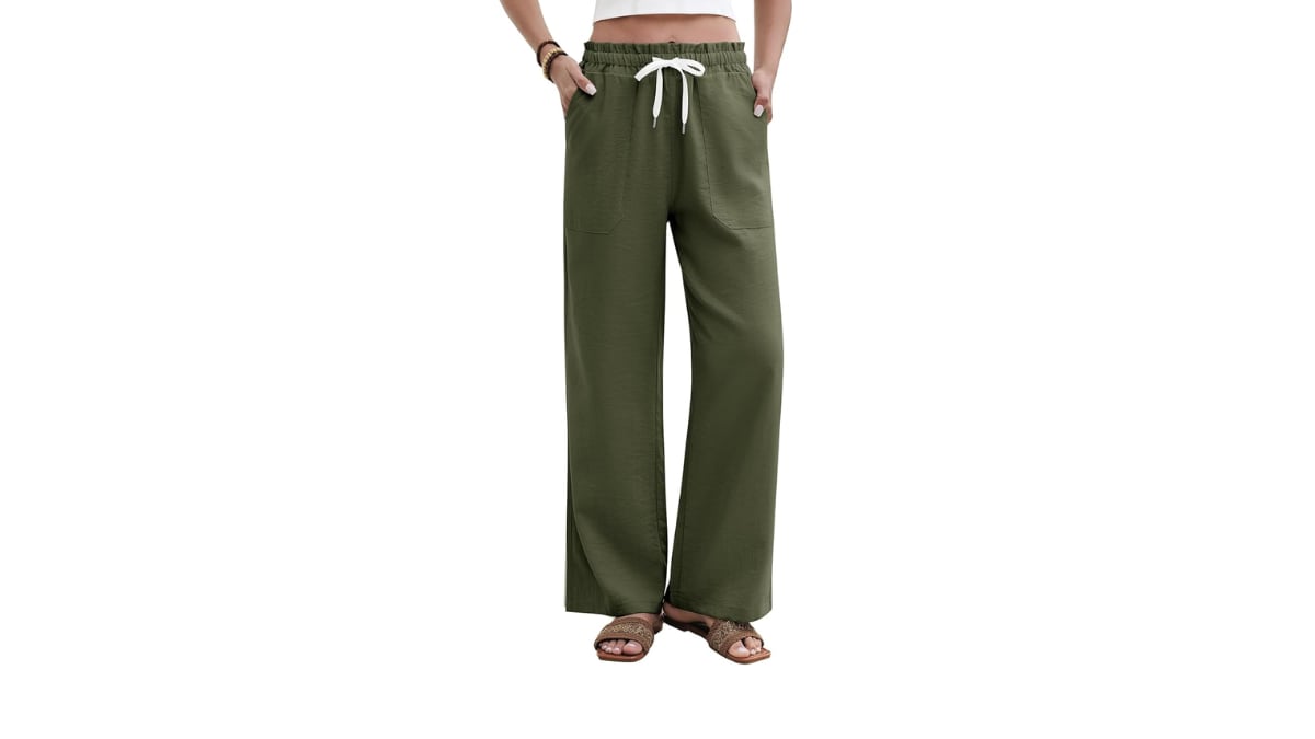 Pantalones con cuatro bolsillos y cordón blanco.