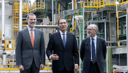 El rey Felipe VI junto con el presidente de Perú, Martín Vizcarra, y el presidente de Repsol, Antonio Brufau.