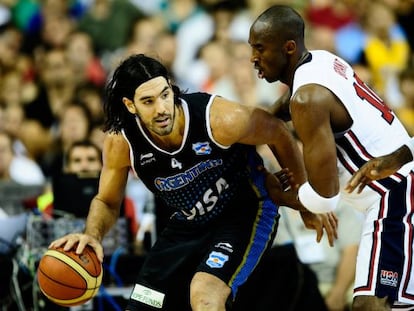 Luis Scola y Kobe Bryant, durante un partido