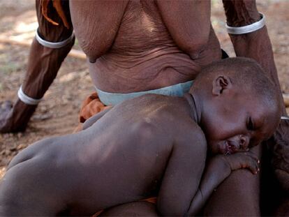 Un niño llora de hambre en el regazo de su abuela en Kenia en mayo de 2004.
