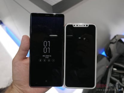 El Samsung Galaxy Note 8 a la izquierda y el prototipo del iPhone 8 a la derecha