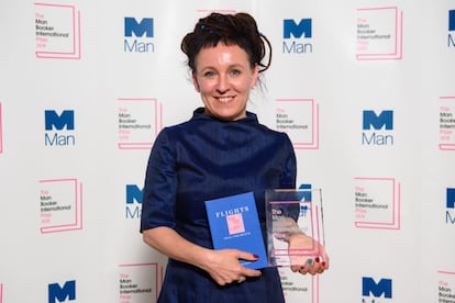 La escritora polaca Olga Tokarczuk, con el premio Man Booker International 2018 por su libro 'Flights', posa en el museo Victoria & Albert, de Londres, en 2018.