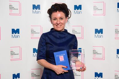 La escritora polaca Olga Tokarczuk, con el premio Man Booker International 2018 por su libro 'Flights', posa en el museo Victoria & Albert, de Londres, en 2018.