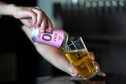 La cervecería artesanal Prison Pals Brewing Co ha elaborado una cerveza en honor al futbolista. La bebida ha sido etiquetada con el nombre GOAT 10, y en tan solo unas horas se agotó el primer lote de producción. En la imagen, un hombre sirve en un vaso una cerveza GOAT 10, en la ciudad de Doral, en Florida.