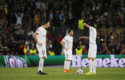 Ibrahimovic i Cavani es disposen a fer un servei de centre després del segon gol del Barça.