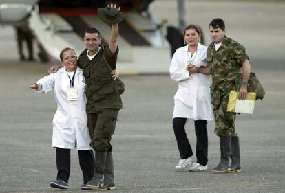 El sargento Luis Alfonso Beltrán (derecha) y el oficial de policía Jorge Trujillo Solarte (segundo a la izquierda).