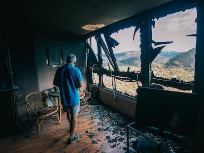 Un vecino de Bejís (Castellón), en el comedor de su casa tras volver el lunes después de la evacuación.