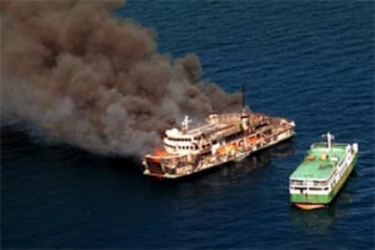 Imagen del barco incendiado en Filipinas.