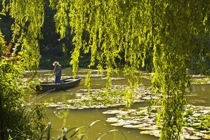 Giverny, en el norte de Francia, es una meca para los amantes de Claude Monet y la escuela impresionista. Su mejor momento es, sin duda, la primavera. Monet vivió en esta aldea desde 1883 hasta su muerte en 1926, en una casa repleta de recovecos y rodeada por jardines rebosantes de flores. En la zona norte de la finca, en el Clos Normand, se encuentran la residencia rosa pastel del artista y el estudio de los Nenúfares. Pero es en el cercano Jardin d’Eau (Jardín de Agua) donde el pintor francés encontraba la inspiración, y donde creó el famoso estanque de nenúfares con su puente japonés. La luz, el color y los embriagadores aromas también ayudarán al viajero a inspirarse y probar con el pincel. Giverny está a cuatro kilómetros de Vernon y a 75 de París, desde donde se puede viajar en tren directo (estación Saint Lazáre). Respecto al alojamiento, se dice que Monet durmió bajo las frescas sábanas de <a href="http://www.lamusardiere.fr/" target="_blank">La Musardière</a>, hotel familiar levantado en 1880.