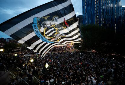 Los festejos afuera del estadio de Newcastle United. 