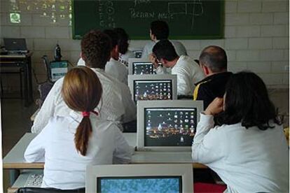 Alumnos en un aula del nuevo Instituto de Educación Secundaria de Calamonte (Badajoz).