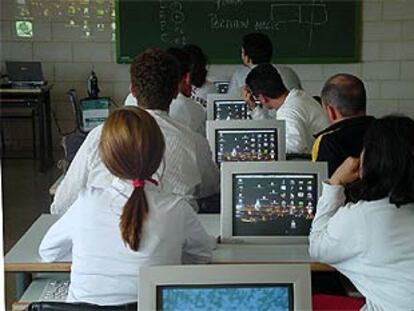 Alumnos en un aula del nuevo Instituto de Educación Secundaria de Calamonte (Badajoz).