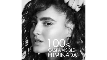 Champú anticaspa sobre fondo blanco.