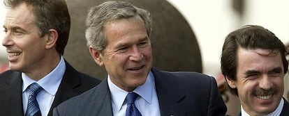 Blair, Bush and Aznar posing for the media at the Azores Summit in 2003.