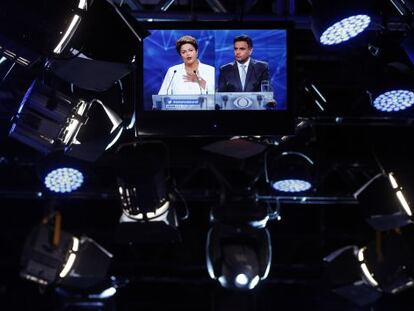 Dilma e A&eacute;cio no primeiro debate do segundo turno.