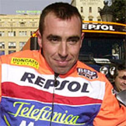 El piloto catalán, en Barcelona, durante la presalida de la 25 edición del 'rally' Dakar 2003.