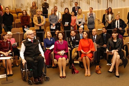 Además de la cena de gala organizada al final del día por Carlos XVI Gustavo y Silvia de Suecia, la agenda de Don Felipe y Doña Letizia ha contemplado encuentros con el primer ministro en funciones de Suecia, Stefan Löfven, con el presidente del Parlamento sueco, Andreas Norlén, y visitas al Instituto Karolinska, el Instituto Tecnológico KTH, la biblioteca Bernadotte del Palacio Real o la Real Academia Sueca de Ciencias de la Ingeniería. En la imagen, a la derecha, la ministra de Ciencia e Innovación, Diana Morant, que ha formado parte de la delegación española que ha viajado a Estocolmo.