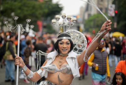 Una bailarina camina por el desfile este domingo.