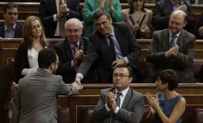 El portavoz del PSOE en el Congreso, Antonio Hernando, es aplaudido por la bancada socialista tras su intervención en el Congreso.