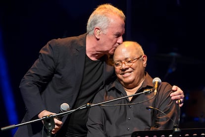 Víctor Manuel besa a Pablo Milanés, durante el concierto del Festival La Mar de Músicas, en Cartagena (Murcia) en julio de 2017. El pasado verano, ya muy enfermo, quiso viajar a la Isla con su familia para ofrecer a su público un concierto memorable que fue toda una declaración de amor, y una despedida. 
